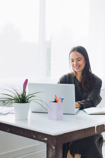 Moderne vrouw met laptop