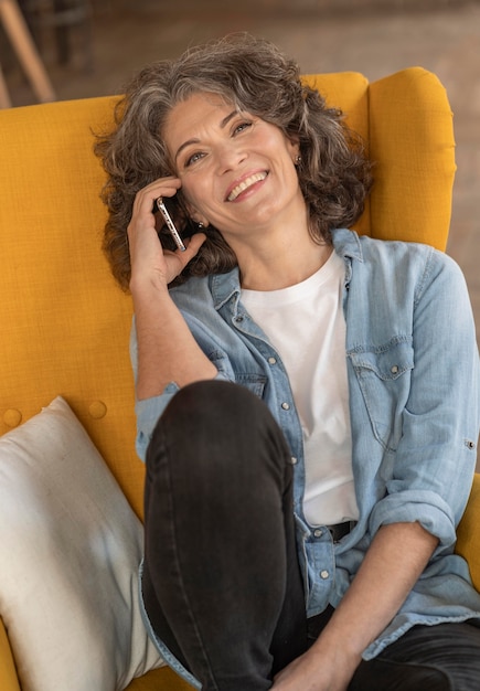 Moderne vrouw praten op mobiel