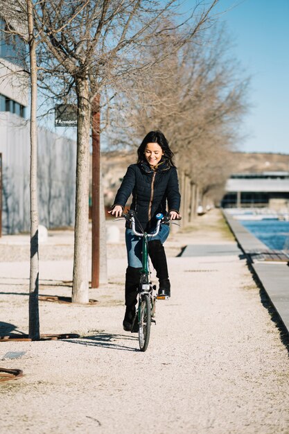 Moderne vrouwen berijdende fiets in stad