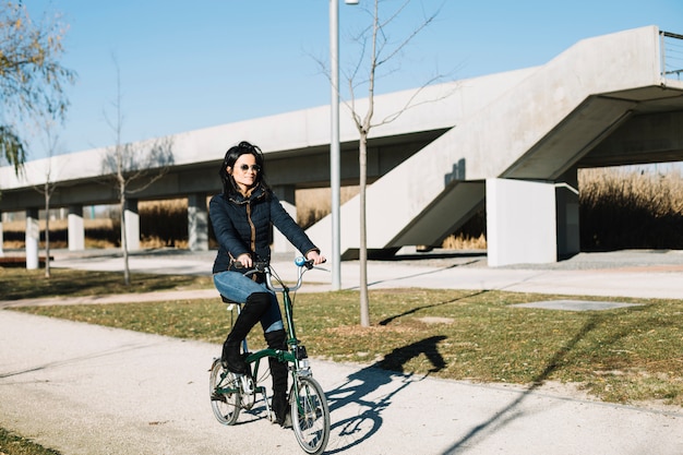 Moderne vrouwen berijdende fiets in stad