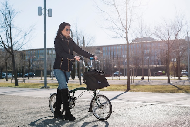 Moderne vrouwen berijdende fiets in stad