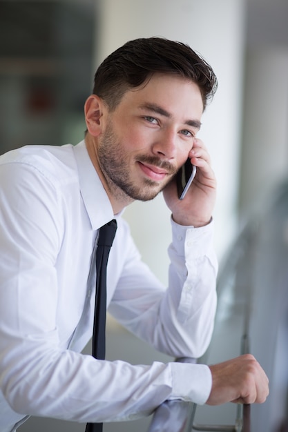 Moderne zakenman praten over de telefoon