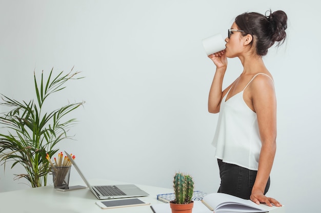 Moderne zakenvrouw drinken koffie