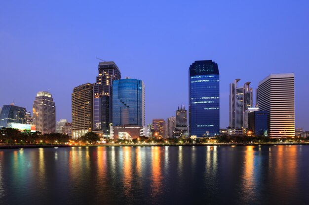 Moderne zakenwijk in de schemering in Bangkok Thailand