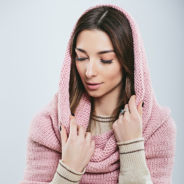 Modieus meisje in de winter gebreide kleding