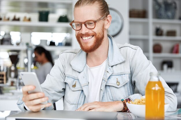 Modieuze hipster man gekleed in denim overhemd en stijlvolle bril