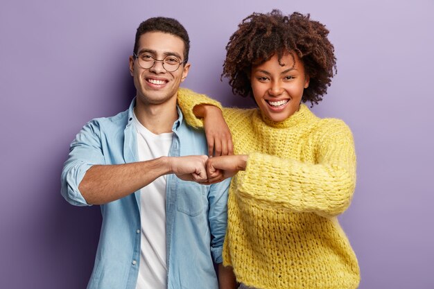 Modieuze man en vrouw die samen poseren