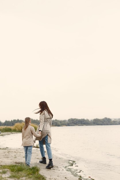 Modieuze moeder met dochter. Mensen lopen naar buiten