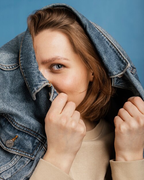 Modieuze vrouw die denimjasje draagt