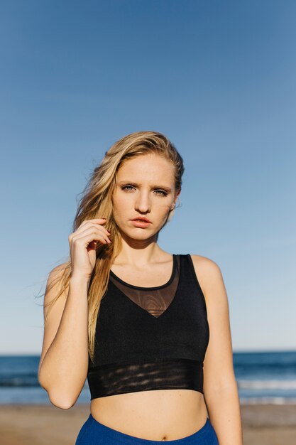 Modieuze vrouw op het strand