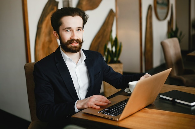 Modieuze zakenman die in een bureau werkt