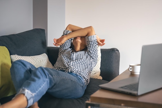 Gratis foto moe van het werk jonge vrouw voor een laptop