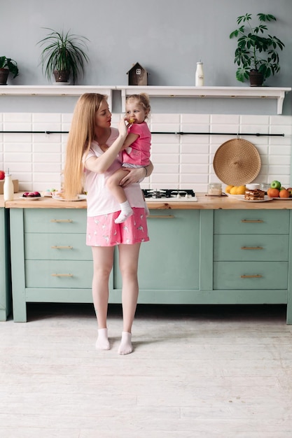 Moeder aan het ontbijt met haar lieve dochter in de keuken