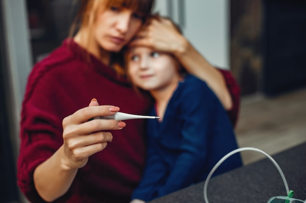 Moeder behandelt haar dochter thuis