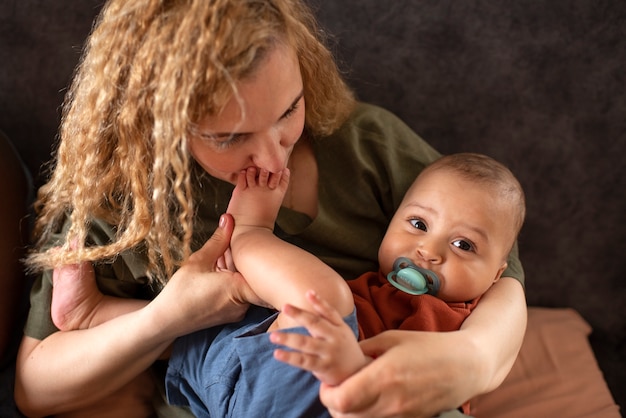 Gratis foto moeder brengt tijd door met haar zwarte baby