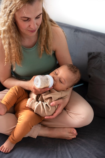 Moeder brengt tijd door met haar zwarte baby