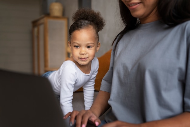 Gratis foto moeder brengt tijd door met haar zwarte baby