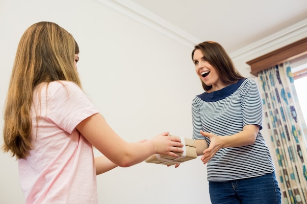 Moeder cadeautje van haar dochter te ontvangen