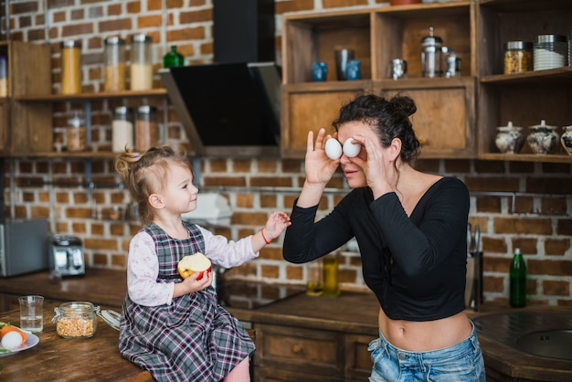 Moeder die daughte in keuken onderhoudt