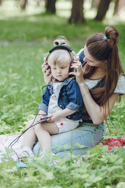 Moeder die een koptelefoon op haar dochtertje