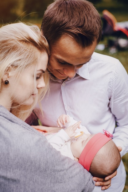 Gratis foto moeder die haar baby aan haar vader