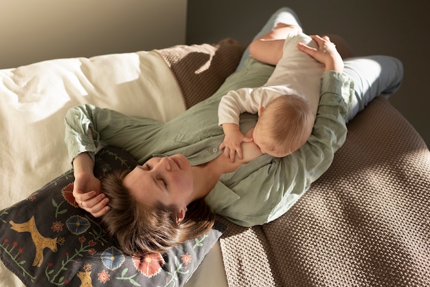 Moeder die haar baby borstvoeding geeft
