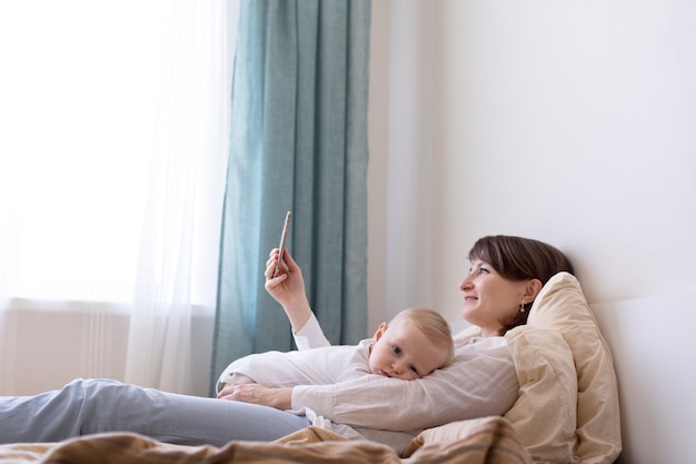 Gratis foto moeder die haar baby borstvoeding geeft