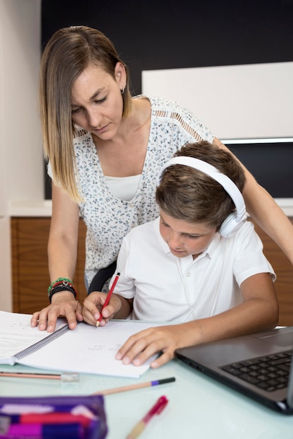 Moeder die haar zoon helpt om huiswerk af te maken