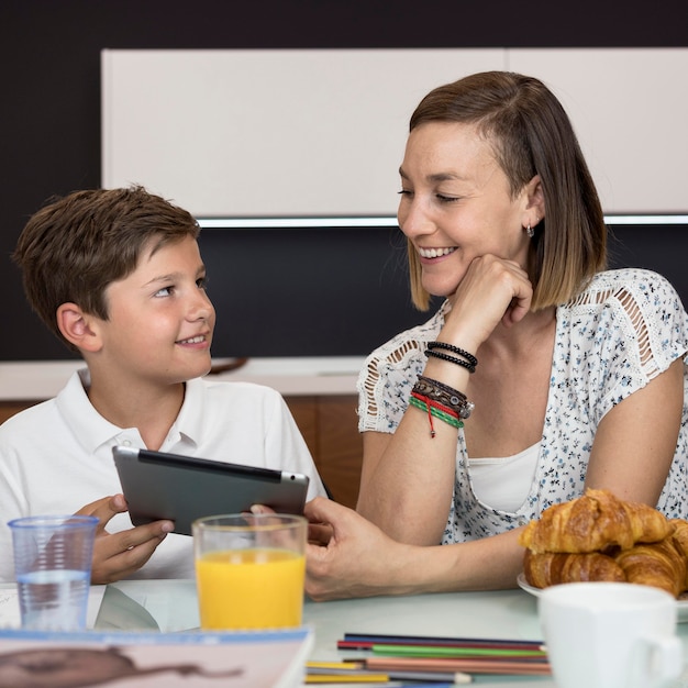 Moeder die haar zoon helpt om huiswerk af te maken