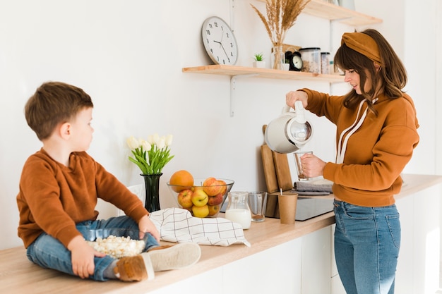 Gratis foto moeder die melk voor zoon voorbereidt