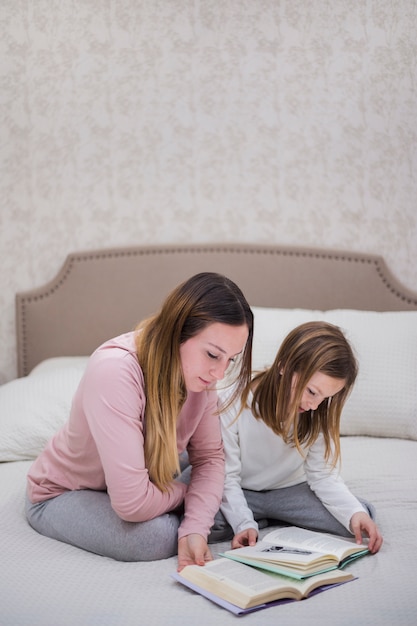 Gratis foto moeder die samen met dochter leest