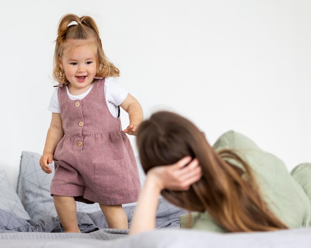 Gratis foto moeder die smiley op dochter let