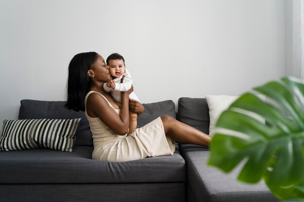 Gratis foto moeder die tijd doorbrengt met haar geliefde kind