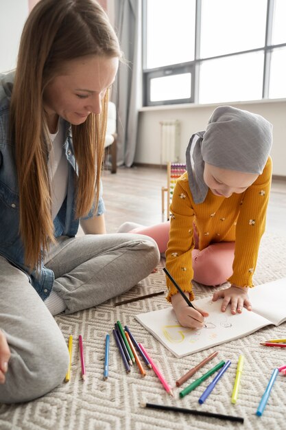 Moeder die tijd doorbrengt met haar kind tijdens therapie