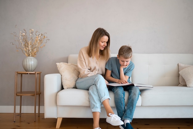 Gratis foto moeder die tijd doorbrengt met haar kind