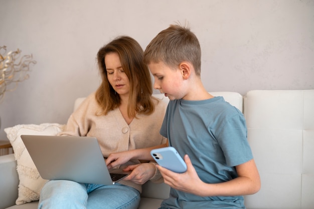 Gratis foto moeder die tijd doorbrengt met haar kind