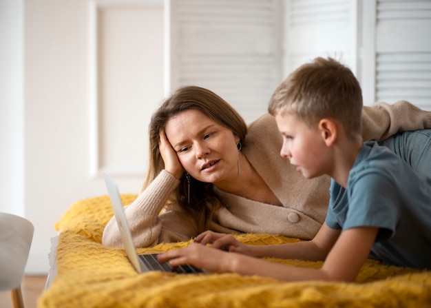 Gratis foto moeder die tijd doorbrengt met haar kind