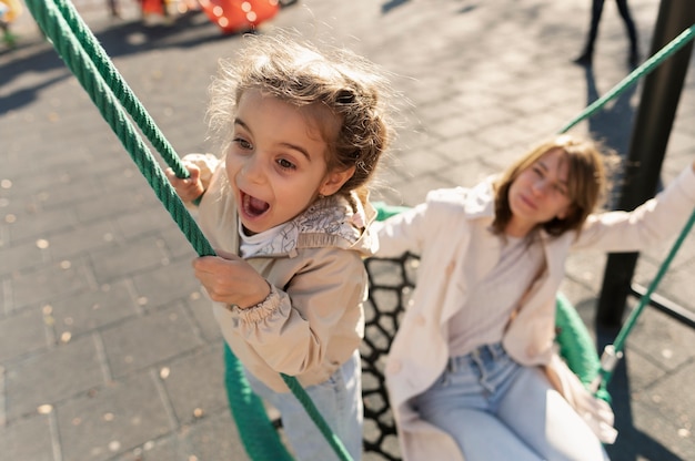 Gratis foto moeder die tijd doorbrengt met haar kind