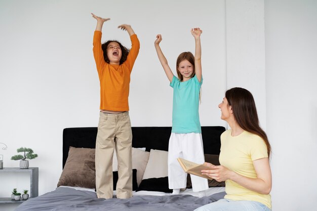 Moeder die tijd doorbrengt met haar kinderen.