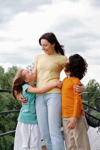 Moeder die tijd doorbrengt met haar kinderen.