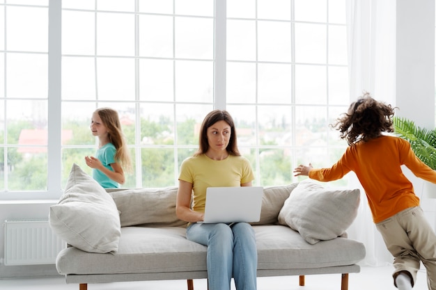 Gratis foto moeder die tijd doorbrengt met haar kinderen