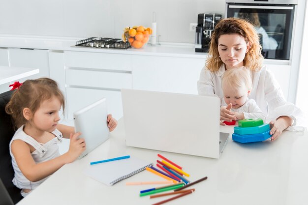 Moeder die voor baby zorgt