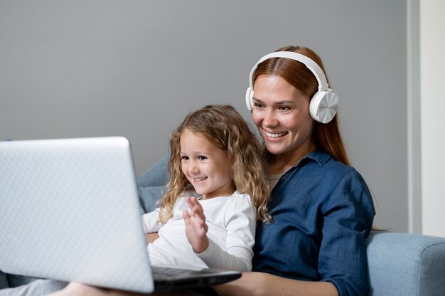 Moeder doet een familie videogesprek met haar dochter