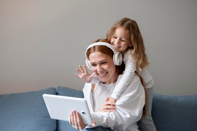 Moeder doet een familie videogesprek met haar dochter