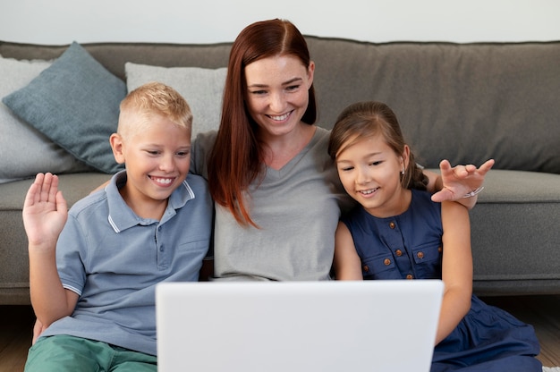 Moeder doet een familievideogesprek met haar kinderen