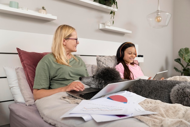 Moeder en dochter brengen tijd samen met hun hond door