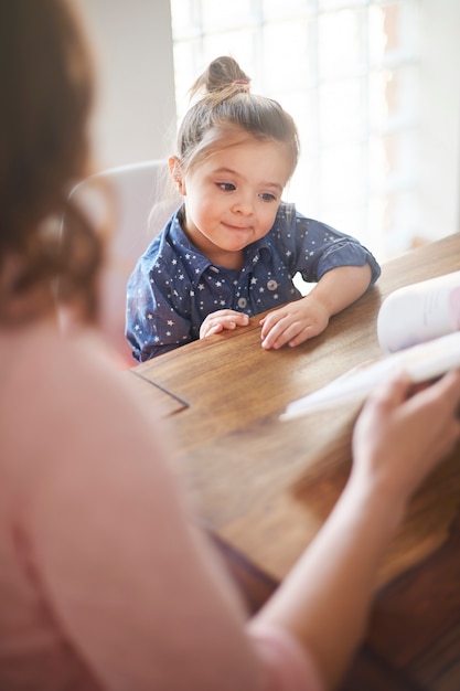 Moeder en dochter die een boek lezen