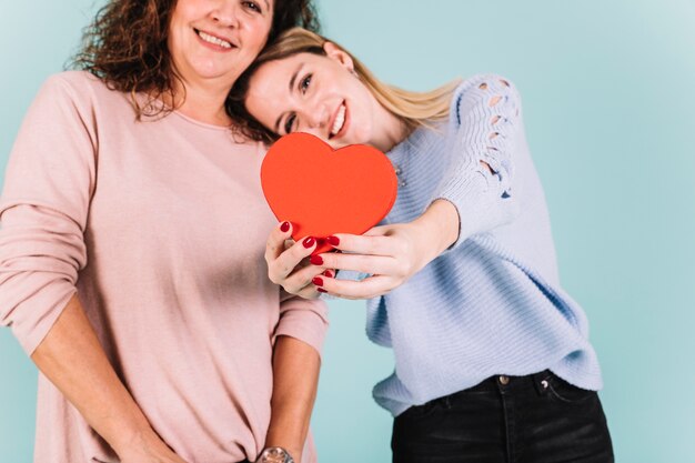 Moeder en dochter die hart tonen