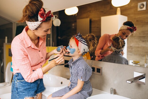 Gratis foto moeder en dochter die maskers naar huis maken