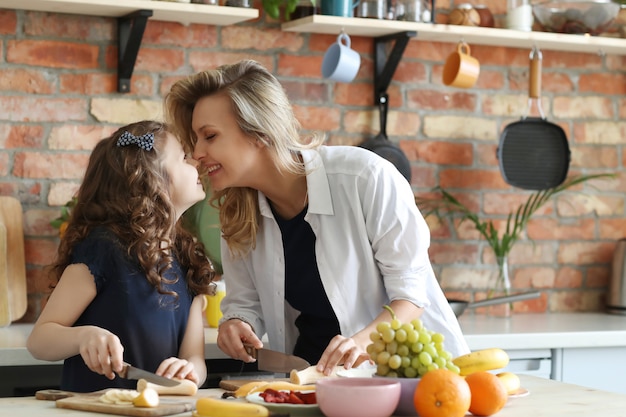 Moeder en dochter die ontbijt voorbereiden